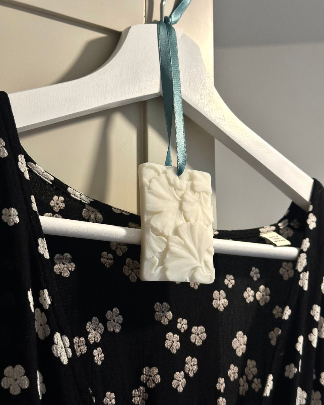 The Gilded Grove Scented Wax Sachet